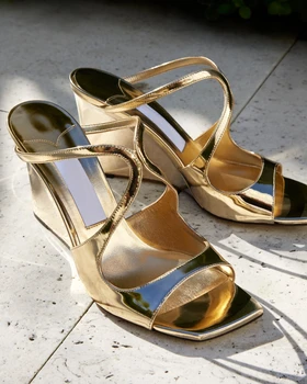 Metaliniai auksinės odos atviri pirštų skersiniai dirželiai pleištai sandalai įsispiriami tuščiaviduriai slingback vasaros dizainerių moterų seksualūs vakarėlių batai